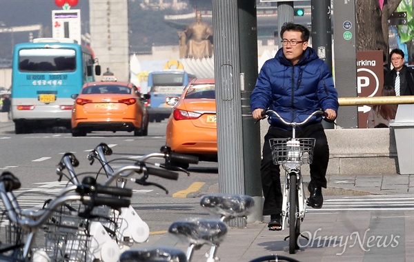 김경년 <오마이뉴스> 기자가 서울 공공자전거 '따릉이'를 무인대여소에서 대여해 자전거를 직접 타보며 체험하고 있다.