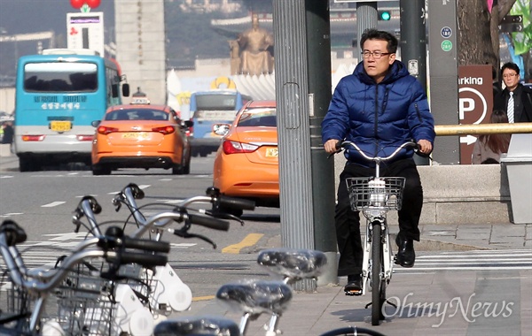  김경년 <오마이뉴스> 기자가 서울 공공자전거 '따릉이'를 무인대여소에서 대여해 자전거를 직접 타보며 체험하고 있다.