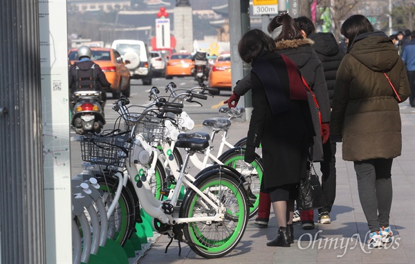 서울 공공자전거 '따릉이' 대여소에서 자전거를 살펴보고 있는 시민들.