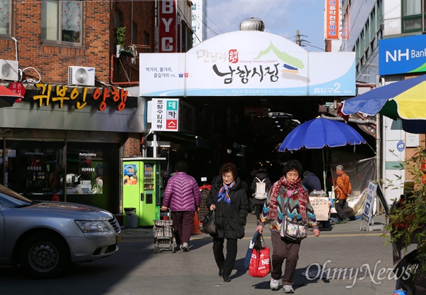  김무성 새누리당 대표의 지역구 사무실 인근에 위치한 부산 영도 남항시장. 현 정부·여당에 불만을 가진 이들은 말을 삼가는 편이었다. 