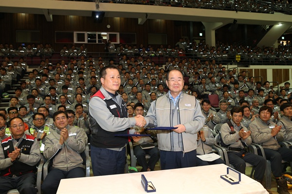  30일 오전 대우조선해양 거제 옥포조선소 남문 다목적홀에서 열린 ‘노사합동 전사 대 토론회 결과 및 보고회’에서 정성립 사장(오른쪽)과 현시한 노동조합위원장은 노사합동 전사 대 토론회에서 제시한 과제의 충실한 수행과 경영정상화를 다짐하는 노사 공동 선언문에 서명한 뒤 악수를 하고 있다.