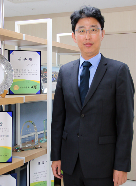 안성욱 변호사는 부장검사를 역임하고 현재 성남시 고문변호사로 일하고 있다.