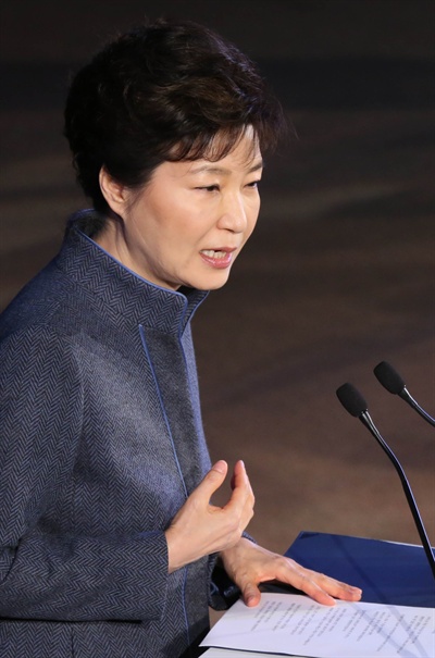 유엔 기후변화협약 당사국 총회(COP21) 참석차 프랑스 파리를 방문 중인 박근혜 대통령이 1일 오전(현지시간) 유네스코 본부를 방문, 특별연설을 하고 있다.