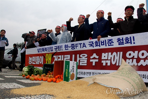  전국농민회총연맹 부산경남연맹과 전국여성농민회 경남연합, 가톨릭농민회 마산교구연합회는 2일 오후 경남도청 정문 앞에서 “살기 위해 거리로 나선 농민에게 살인진압하는 박근혜 정권 규탄 기자회견”을 열었다.