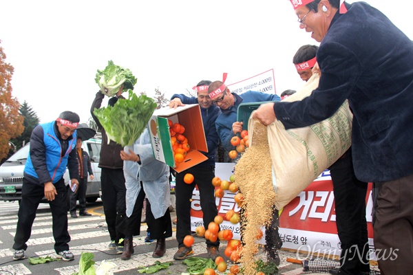  전국농민회총연맹 부산경남연맹과 전국여성농민회 경남연합, 가톨릭농민회 마산교구연합회는 2일 오후 경남도청 정문 앞에서 “살기 위해 거리로 나선 농민에게 살인진압하는 박근혜 정권 규탄 기자회견”을 열고, 수확한 농산물을 내던지는 상징의식을 선보이고 있다.