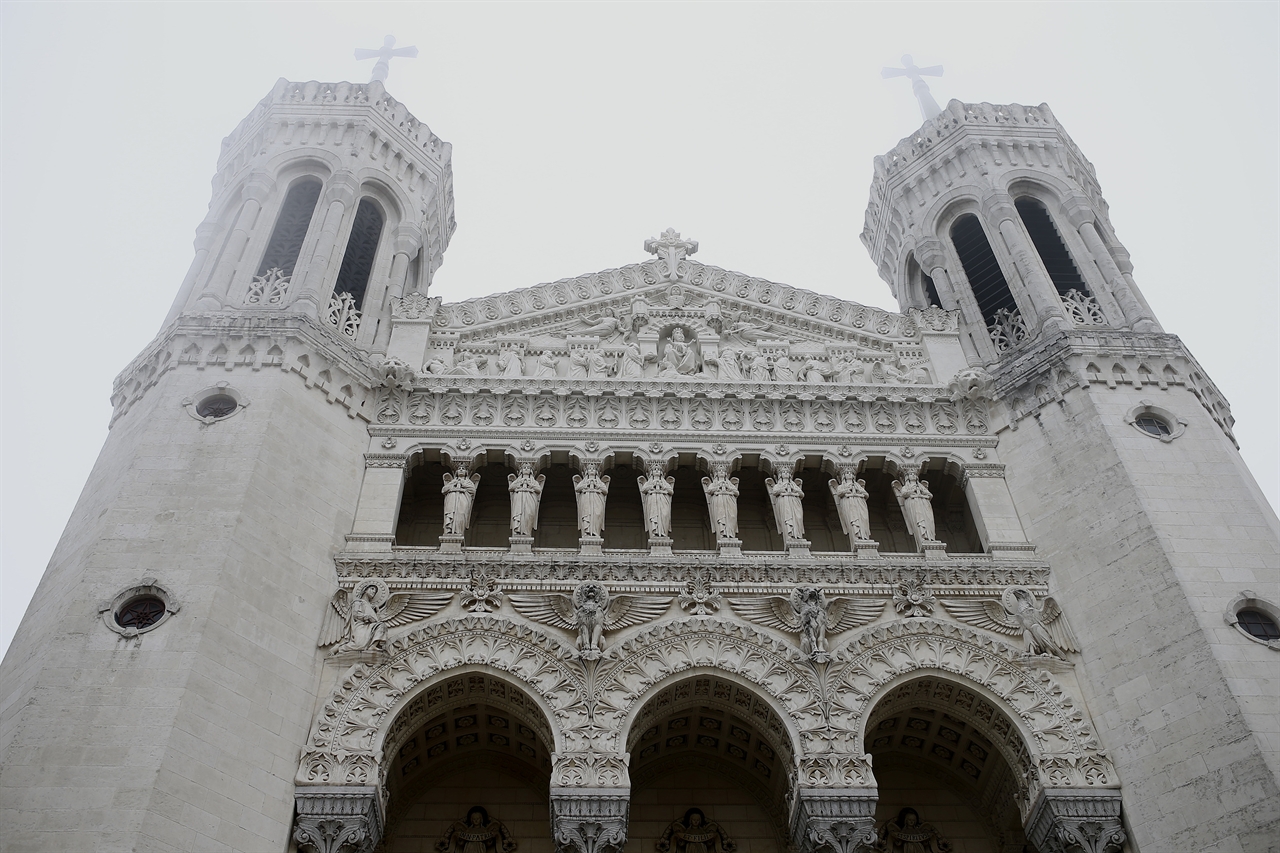 푸비에르 노트르담 성당 리옹을 한눈에 내려다 볼 수 있는 푸르비에르(Fourviere) 언덕에는 19세기 말 건축가 피에르 보상(Pierre Bossan)에 의해 지어진 푸르비에르 대성당이 자리잡고 있다.