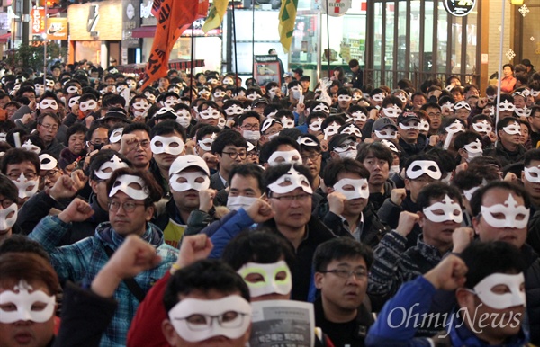  2일 저녁 부산 서면에서 열린 박근혜 정부 규탄 집회에는 참가자들이 이른바 '복면방지법'을 비판하는 의미에서 저마다 가면을 쓴 채 참석해 눈길을 끌었다. 집회 측 추산 1600여 명(경찰 추산 700여 명)의 참가자들은 집회가 끝난 뒤 도심 '가면 퍼레이드'를 진행하며 박근혜 정부 규탄하고 집회 보장을 요구하는 구호를 외쳤다. 