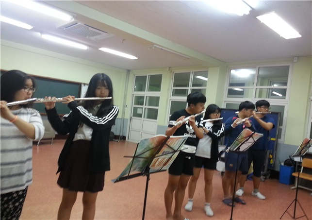 2015년 6월 창단한 약산고등학교 플루트앙상블 동아리의 활동 모습입니다.