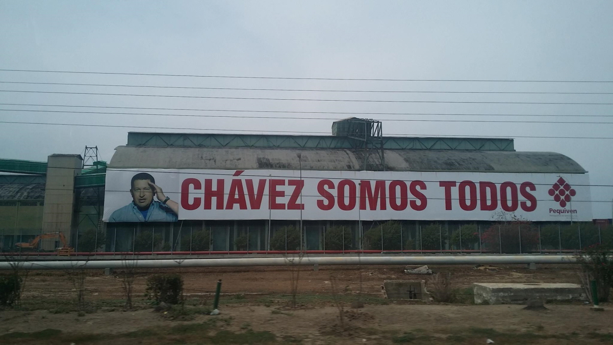 팔콘주에 위치한 석유화학시설단지에 부착된 차베스 프로파간다. CHAVEZ SOMO TODOS(우리 모두는 차베스다)라는 내용으로 차베스의 향수를 자극한다.