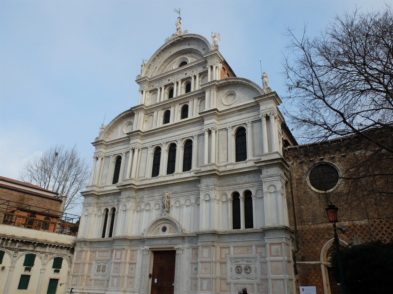 산 마르코 대성당이 건축되기 이전 베네치아의 중심 성당이었던 산 자카리아 성당은 여러 양식이 혼합되어 있는 아담한 성당입니다.