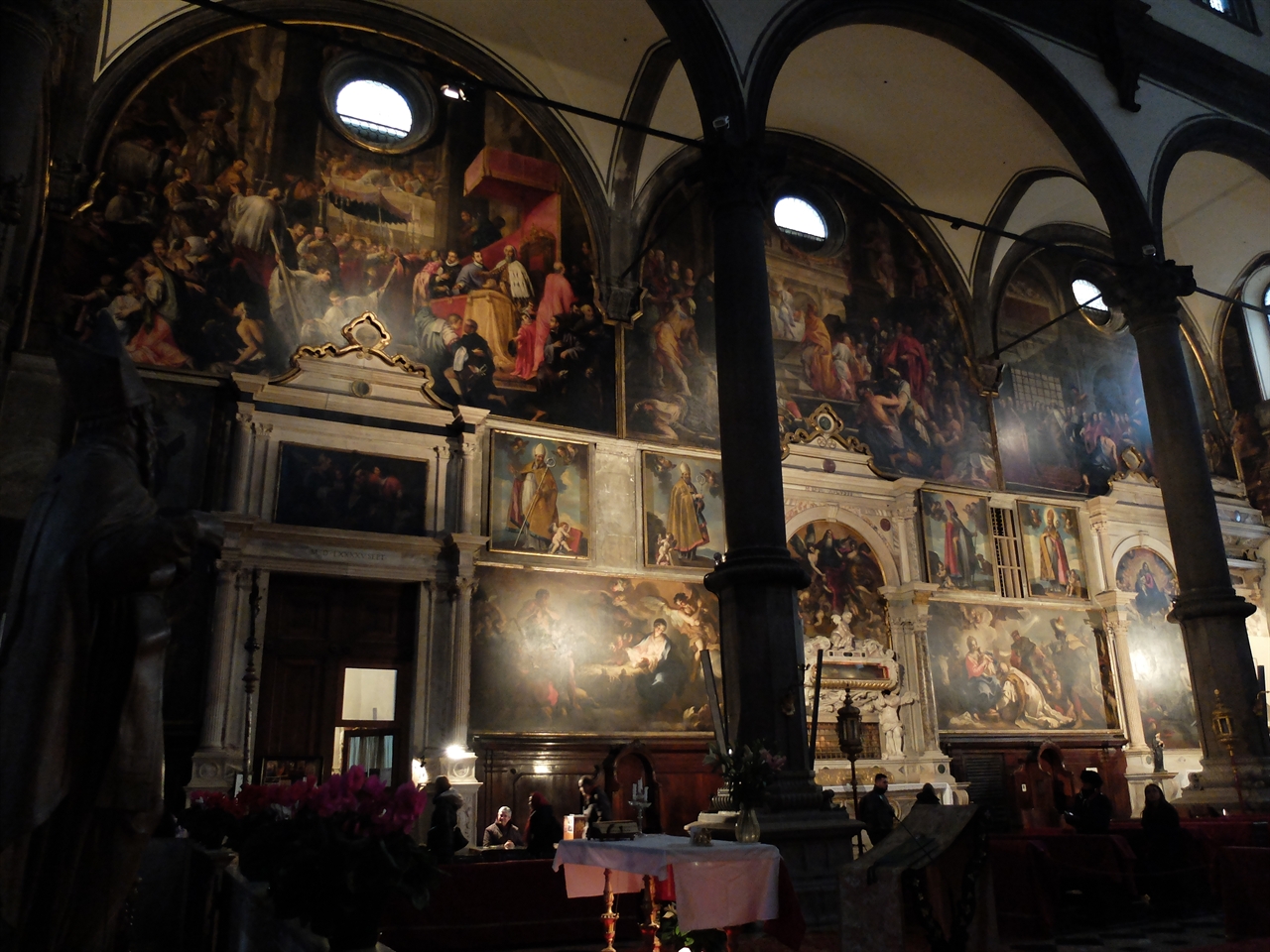 그리 크지 않은 성당이지만 성당 양 쪽 벽에는 틴토레토를 비롯한 살비아티, 티에폴로 등 베네치아 화파의 작품들이 가득 걸려 있습니다. 
