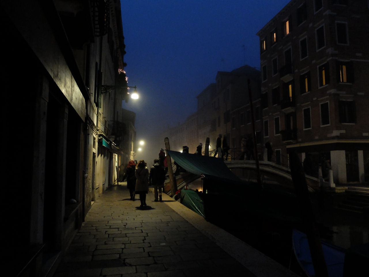 베네치아의 밤 안개는 이토록 은은한 실루엣을 만들어 냅니다. 