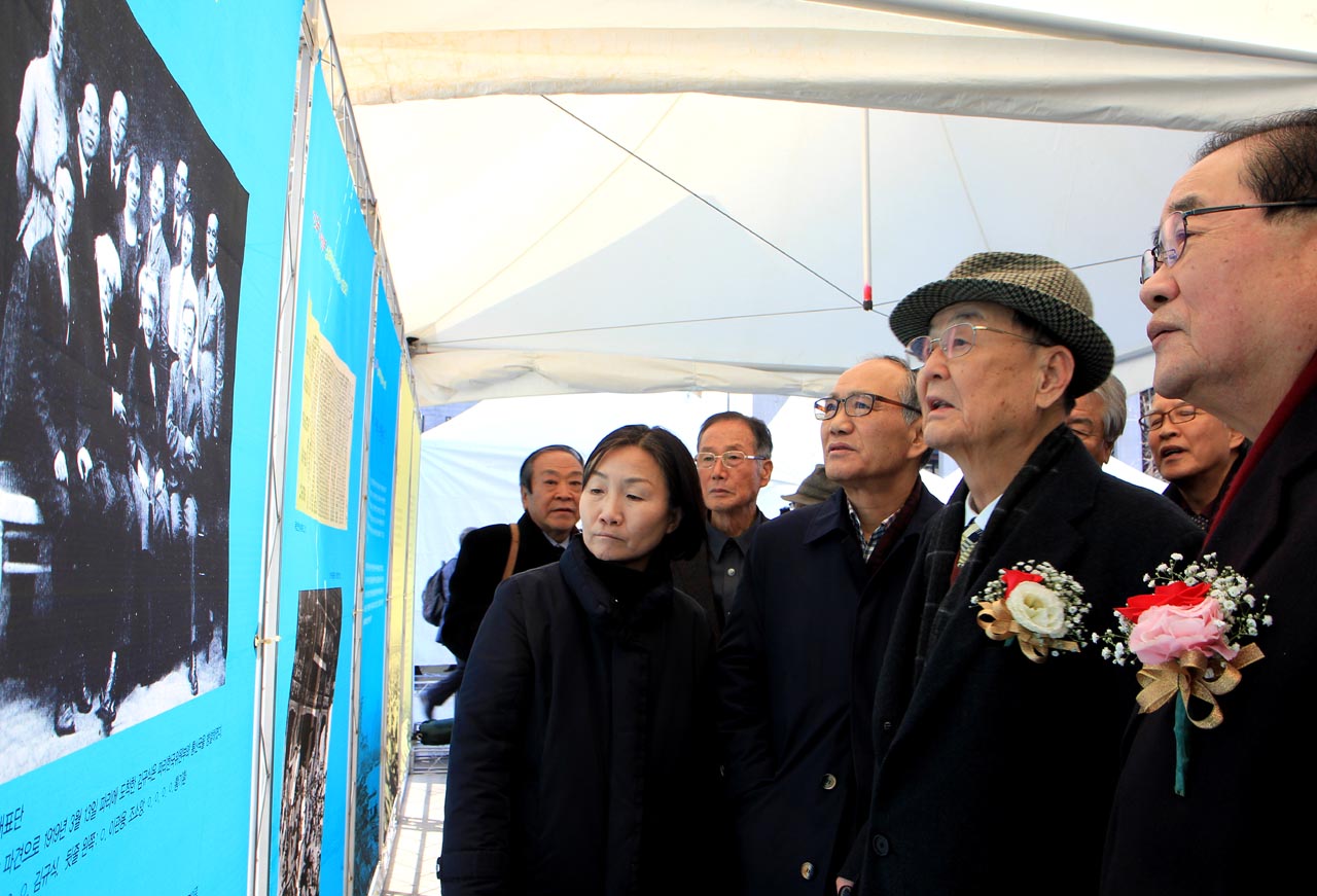 김자동 대한민국임시정부기념사업회 회장(오른쪽에서 2번째) 등과 함께 전시회를 관람하고 있는 이종찬 위원장(맨 오른쪽)