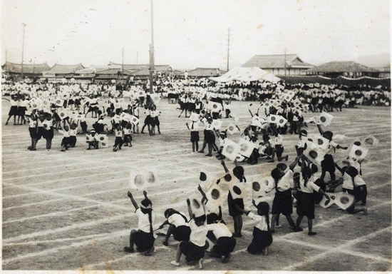   군산공립보통학교 학생들 마스게임 모습. (박정옥의 1937년도 졸업사진첩에서) 
