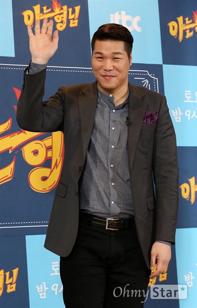 '아는 형님' 서장훈, 예능의 거인된 골미남  4일 오후 서울 무교동의 한 커피숍에서 열린 JTBC 예능 <아는 형님> 제작발표회에서 서장훈이 포토타임을 갖고 있다. <아는 형님>은 닮은 구석이라고는 하나도 없는 8명의 남자가 각자 살아온 인생의 경험을 바탕으로, 세상의 모든 질문을 그들만의 방식대로 풀어주는 '형님들의 고군분투 예능 프로그램'이다. 5일 토요일 밤 9시 40분 첫 방송.