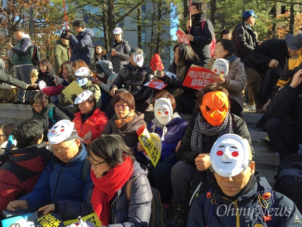 2차 민중총궐기가 열리는 5일 서울 광화문 파이낸스 빌딩 앞 교과서국정화저지네트워크 국민대회에 참석한 시민들이 각시탈을 쓰고 "을미년 을미오적 박근혜를 규탄한다, 김무성을 규탄한다"라고 외치고 있다.
