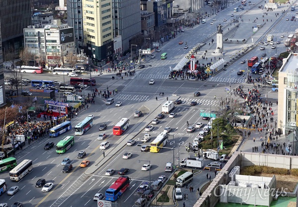 2차 민중총궐기가 예정된 5일 오후 경찰차벽이 사라진 서울 태평로와 세종로 거리의 교통상황이 시원하게 뚫려 있다.