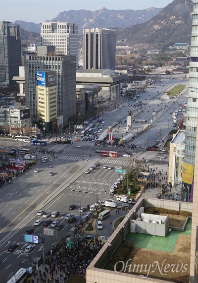 2차 민중총궐기가 예정된 5일 오후 경찰차벽이 사라진 서울 태평로와 세종로 거리의 교통상황이 시원하게 뚫려 있다.