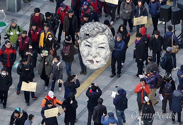 대형 박근혜 대통령 가면을 든 시민들이 5일 오후 서울 태평로에서 2차 민중총궐기가 예정된 서울시청 광장으로 행진하고 있다.