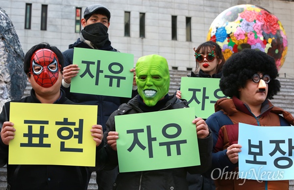 2차 민중총궐기 대회가 열린 지난해 12월 5일 오후 서울 세종문화회관앞에서 다양한 가면을 쓴 예술인들이 '집회, 결사, 표현의자유를 위한 예술행동 - 액숀가면' 행사를 열고 있다.