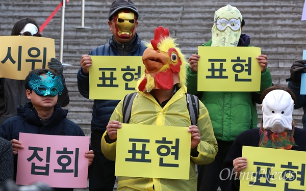 [오마이포토] 집회, 결사, 표현의자유를 위한 예술행동 '액숀가면' 2차 민중총궐기 대회가 열린 5일 오후 서울 세종문화회관앞에서 다양한 가면을 쓴 예술인들이 '집회, 결사, 표현의자유를 위한 예술행동 - 액숀가면' 행사를 열고 있다. 