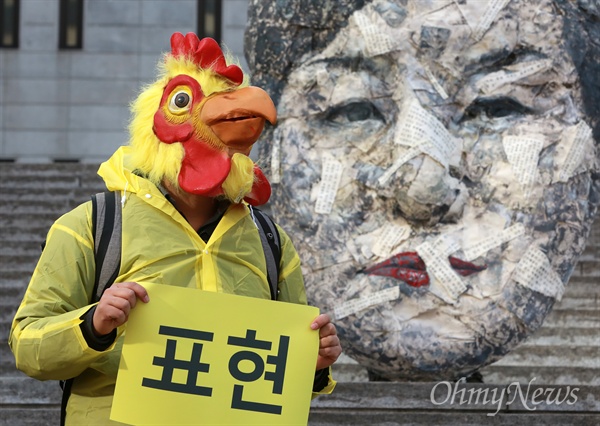 집회, 결사, 표현의자유를 위한 예술행동 '액숀가면' 2차 민중총궐기 대회가 열린 5일 오후 서울 세종문화회관앞에서 다양한 가면을 쓴 예술인들이 '집회, 결사, 표현의자유를 위한 예술행동 - 액숀가면' 행사를 열고 있다.