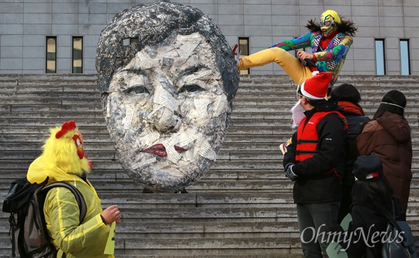 집회, 결사, 표현의자유를 위한 예술행동 '액숀가면' 2차 민중총궐기 대회가 열린 5일 오후 서울 세종문화회관앞에서 다양한 가면을 쓴 예술인들이 '집회, 결사, 표현의자유를 위한 예술행동 - 액숀가면' 행사를 열고 있다.