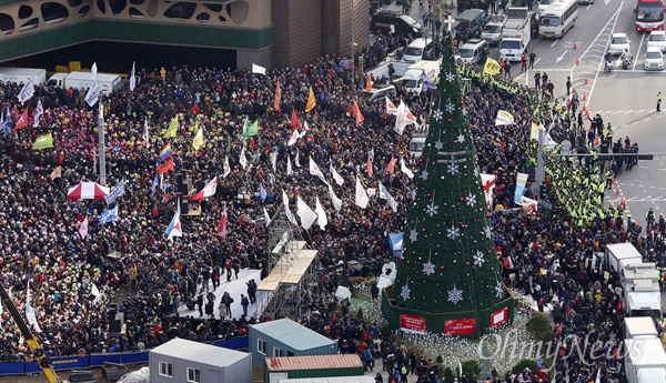2차 민중총궐기가 5일 오후 서울시청 광장에서 열리고 있다. 광장 주위를 경찰이 폴리스라인과 함께 경비를 서고 있다.