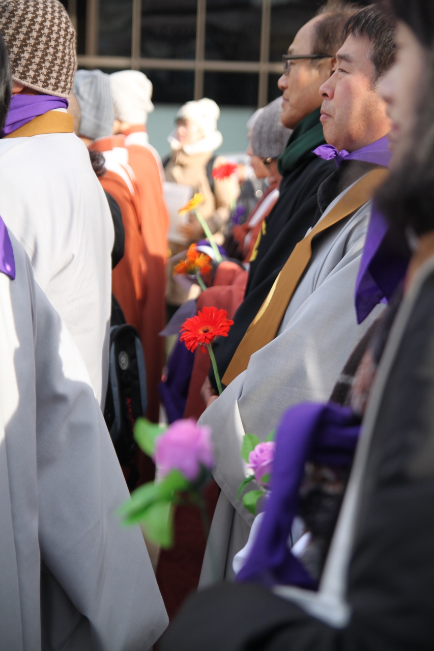 5일 광화문 한국프레스센터 앞에서 각 종교 성직자 및 신도들이 꽃을 들고 '평화의 꽃길 기도회'에 참석했다.