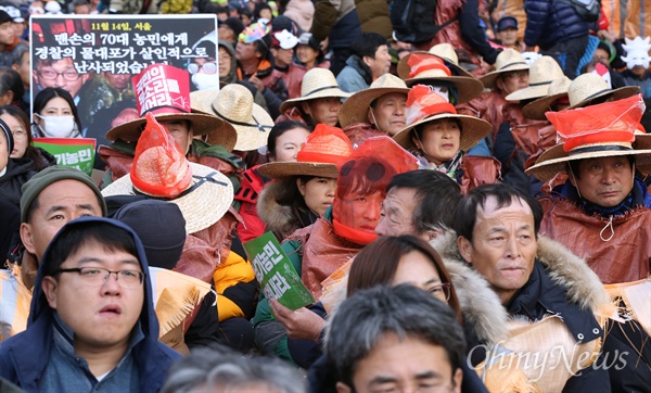 우리가 IS로 보이나요? '양파주머니 복면' 등장 백남기 농민의 쾌유를 기원하며 5일 서울 시청 앞 서울광장에서 열린 제2차 '민중총궐기'에 참가한 농민들이 양파 주머니로 만든 '복면' 시위를 벌이고 있다. 복면착용 금지법을 추진하고 있는 박근혜 정부와 여당을 향한 항의 표시다.