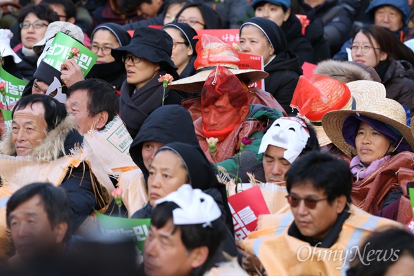 '양파주머니 복면' 이래도 IS로 보이나요? 백남기 농민의 쾌유를 기원하며 5일 서울 시청 앞 서울광장에서 열린 제2차 '민중총궐기'에 참가한 농민들이 양파 주머니로 만든 '복면' 시위를 벌이고 있다. 복면착용 금지법을 추진하고 있는 박근혜 정부와 여당을 향한 항의 표시다.