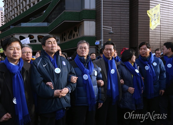 스크럼짜고 폴리스라인에 선 '새정치'  백남기 농민의 쾌유를 기원하며 5일 서울 시청 앞 서울광장에서 열린 제2차 '민중총궐기'에 참여한 새정치민주연합 문재인 대표와 이종걸 원내대표를 비롯한 의원들이 폴리스라인 앞에서 스크럼을 짜고 집회 참가자들과 경찰 사이에 일어날 수도 있는 충돌을 막고 있다.