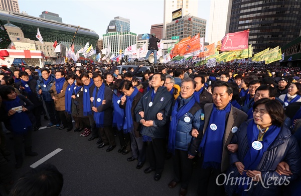 당 내분에도 '팔짱'낀 새정치...민중총궐기 동참 백남기 농민의 쾌유를 기원하며 5일 서울 시청 앞 서울광장에서 열린 제2차 '민중총궐기'에 참여한 새정치민주연합 문재인 대표와 이종걸 원내대표를 비롯한 의원들이 폴리스라인 앞에서 스크럼을 짜고 집회 참가자들과 경찰 사이에 일어날 수도 있는 충돌을 막고 있다.