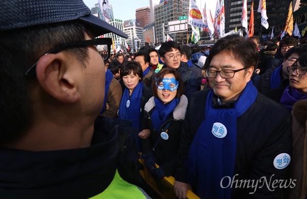 '복면'썼다고 경찰과 대치? 아닙니다 백남기 농민의 쾌유를 기원하며 5일 서울 시청 앞 서울광장에서 열린 제2차 '민중총궐기'에 참여한 새정치민주연합 우원식 은수미 남윤인순 의원등이 폴리스라인 앞에서 스크럼을 짜고 집회 참가자들과 경찰 사이에 일어날 수도 있는 충돌을 막고 있다. 은수미 의원은 이날 평화집회 보장하라는 뜻으로 '복면'을 착용하고 이날 집회에 참여했다. 복면착용 금지법을 추진하고 있는 박근혜 정부와 여당을 향한 항의 표시다.