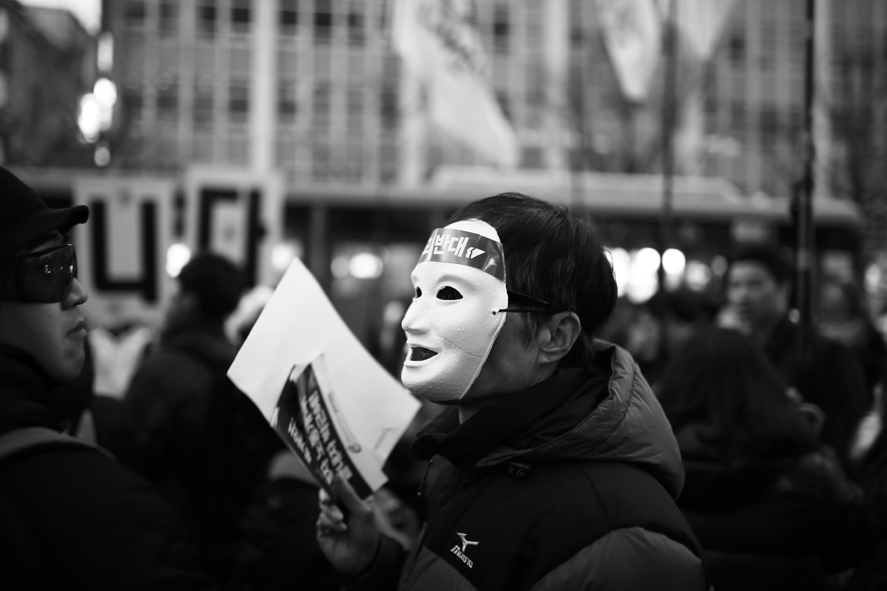 2015민중총궐기 참가자들이 복면금지법에 반대하는 의미로 가면을 쓰고 시위에 참여하고 있다.