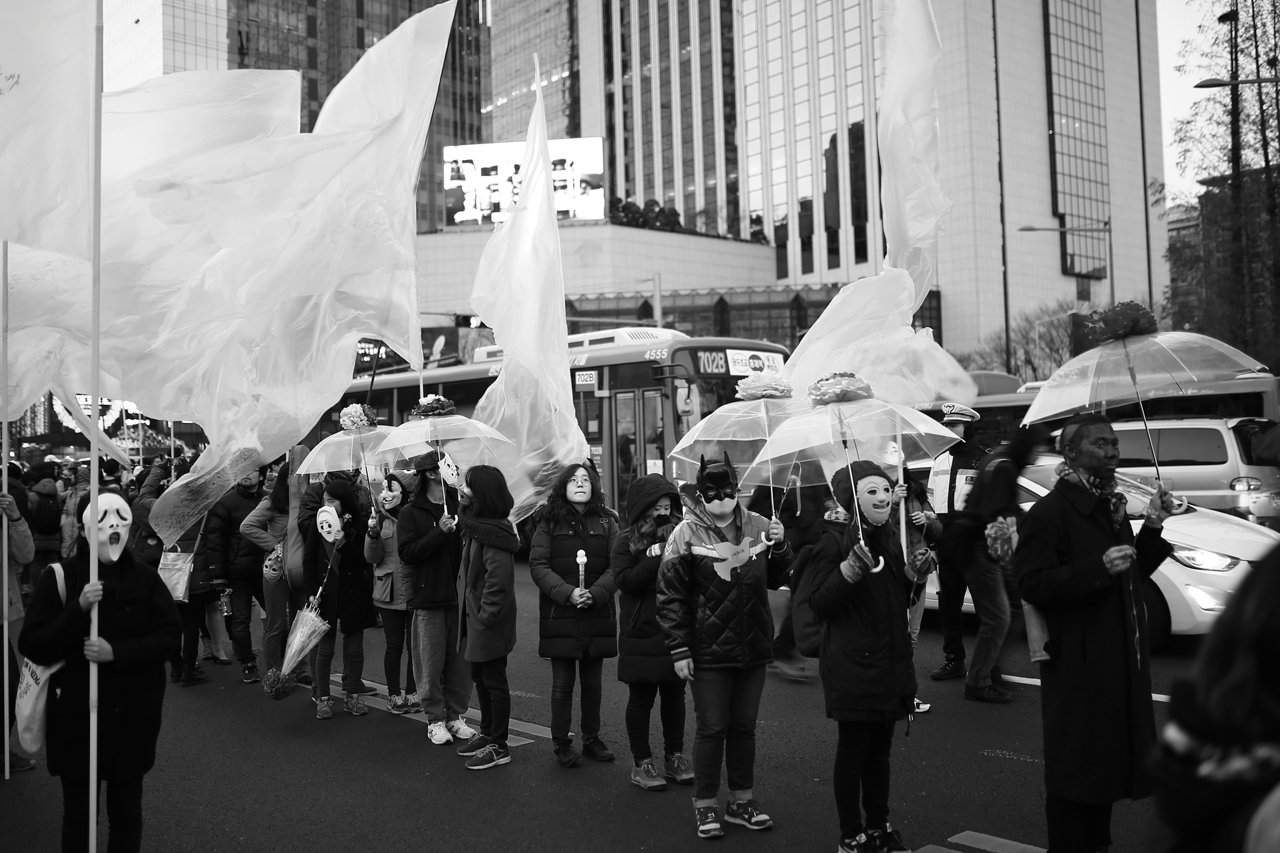 2015민중총궐기 비닐로 만든 깃발과 꽃으로 장식한 비닐 우산은 물대포에 대한 항의의 표시다.