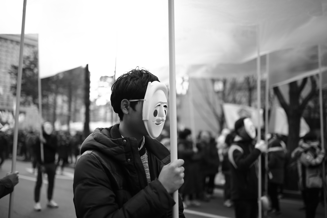 2015민중총궐기 가면을 쓰고 집회에 참여하고 있는 참가자