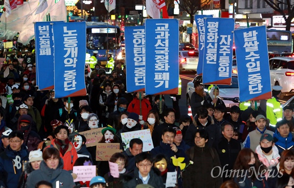  지난해 12월 5일 오후 서울광장에서 열린 제2차 민중총궐기에 참석했던 노동자, 농민, 시민 수만명이 경찰 물대포에 맞아 중태인 백남기 농민이 입원한 대학로 서울대병원까지 가면을 쓰거나 직접 준비한 피켓을 들고 행진을 하고 있다.