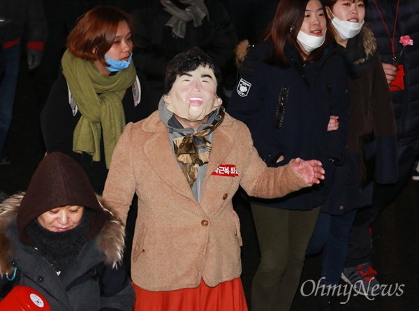 [오마이포토] '박근혜 가면' 거리행진에 등장 