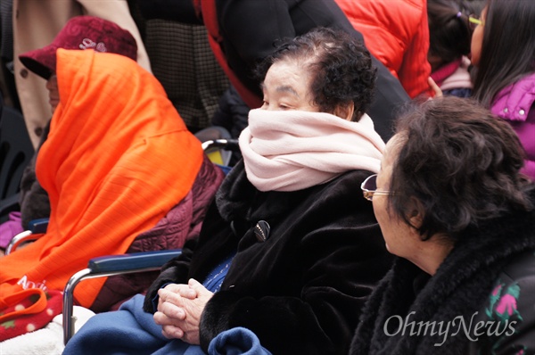 5일 오후 대구시 중구 서문로에 일본군 위안부 역사관이 개관하자 위안부 피해 할머니들이 참석해 기뻐하고 있다.