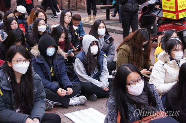 5일 오후 대구시 중구 동성로 한일극장 앞에서 열린 청년들의 집회에 마스크를 하고 참석한 대학생들.