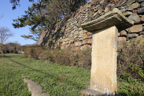 원마마을 뒷편에 남아있는 성벽에다 일부 복원한 마도진성 풍경. 그 앞에 당시 관리의 선정비가 세워져 있다.