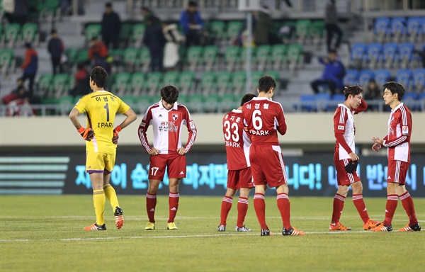 2부리그 가는 부산 아이파크 지난 5일 오후 부산 구덕운동장에서 열린 '현대오일뱅크 K리그 2015' 승강 플레이오프 2차전 수원FC 경기와 경기에서 패한 부산 아이파크 선수들이 그라운드에서 아쉬워 하고 있다.