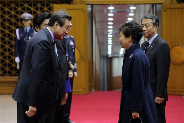 박근혜 대통령이 지난 11월 29일 오후 성남 서울공항 출국장에서 환송나온 새누리당 김무성 대표의 인사를 받고 있다.