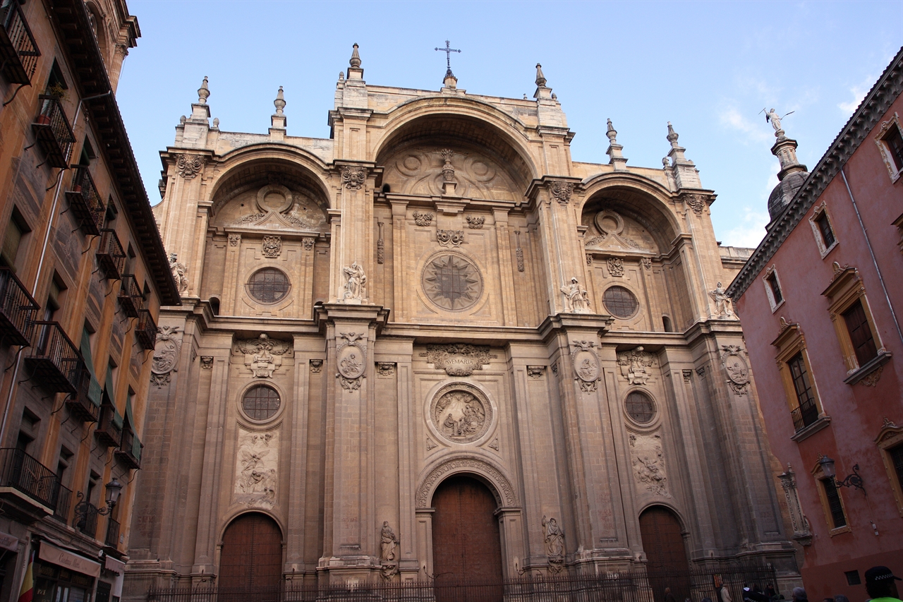 1523년부터 1703년까지 180여 년에 걸쳐 완성된 그라나다 최대의 그리스도교 건축물이다.