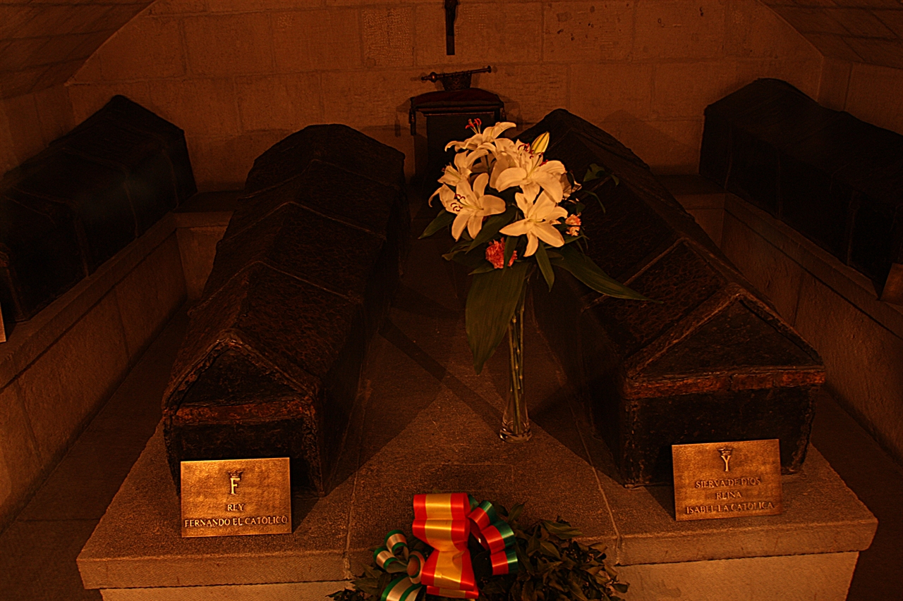 그라나다 왕실 예배당 지하에는 스페인 황금시대를 이룩한 이사벨 여왕과 그의 남편 페르난도 공의 무덤이 있다.