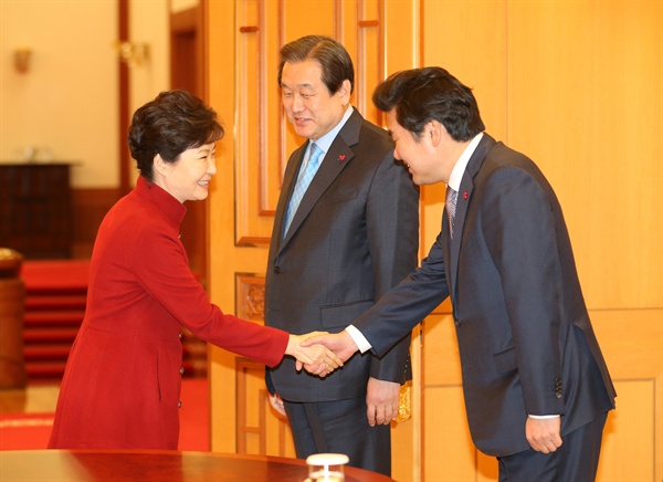 지난해 12월 7일 오후 청와대에서 박근혜 대통령과 인사 나누는 새누리당 김무성 대표, 원유철 원내대표.