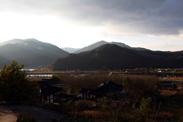   산청 장란마을에서 바라본 양천강과 집현산.