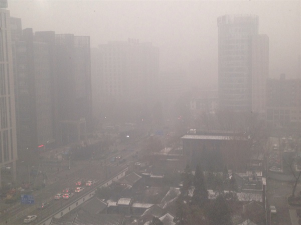 12월 1일 오후 2시 경, 베이징 하이뎬취 중관촌 인근 13층 빌딩에서 내려다본 일대 전경. 