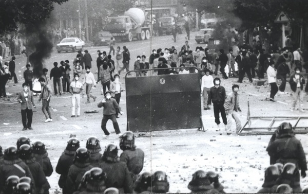 몇 년 뒤에는 수십 명이 소요죄 혐의로 재판을 받는다. 1986년 시민단체들이 인천에서 전두환 정부의 독재 반대 시위를 벌였기 때문이었다. 